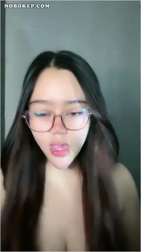 Bokep Indo Bella Berkacamata Ngangkang Spill Meki Mango