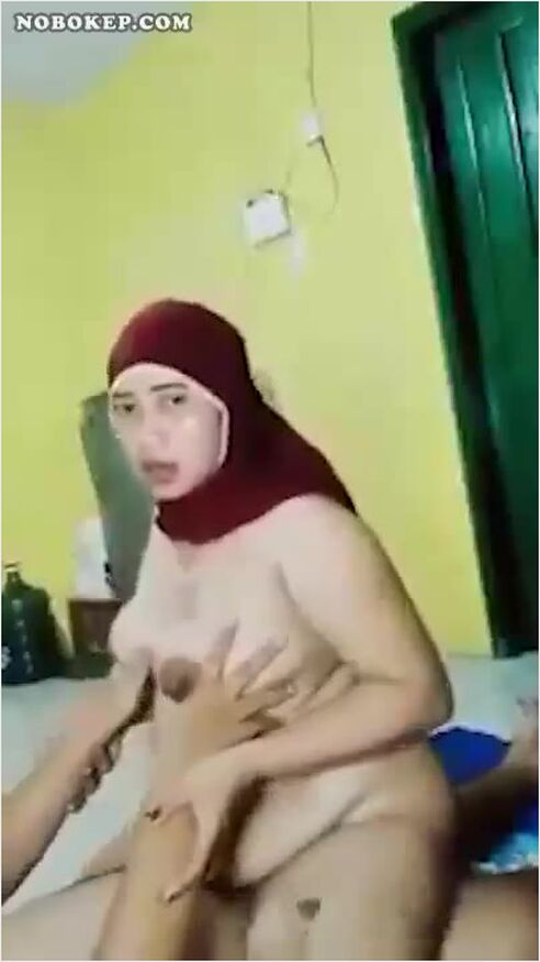 Bokep Indo Tante Jilbab Jago Goyang Crotin Di Muka