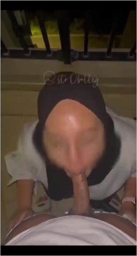 Bokep Jilbab - Disepong Wanita Jilbab Berkacamata Di Balkon Viral