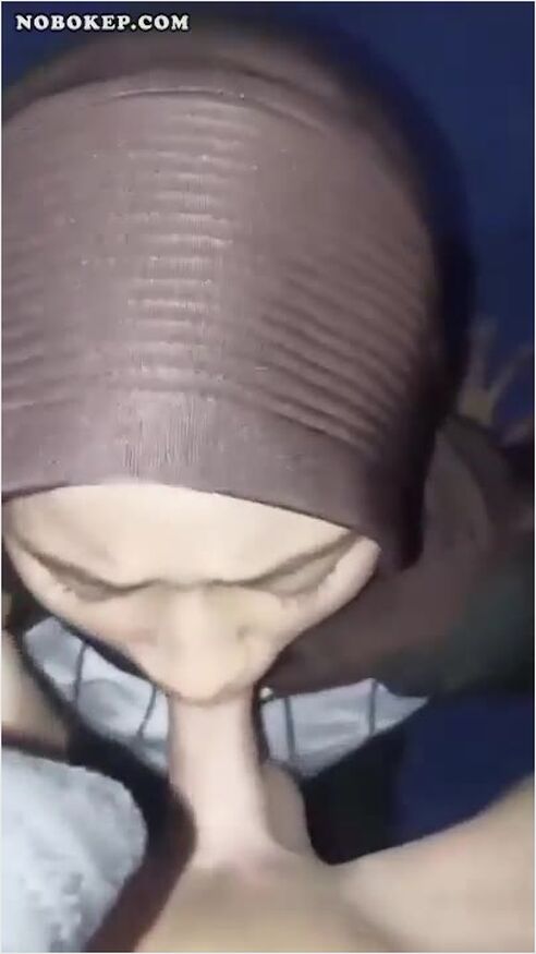 Bokep Indo Ayang Jilbab Disuruh Emut Sampe Mentok