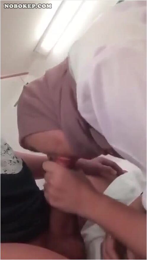 Bokep Indo Cewek Jilbab Tersenyum Lanjut Nyepong