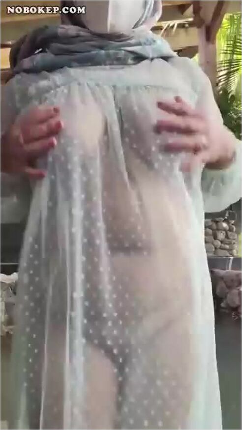 Bokep Indo Terbaru Jilboobrs Busana Transparan Di Kolam
