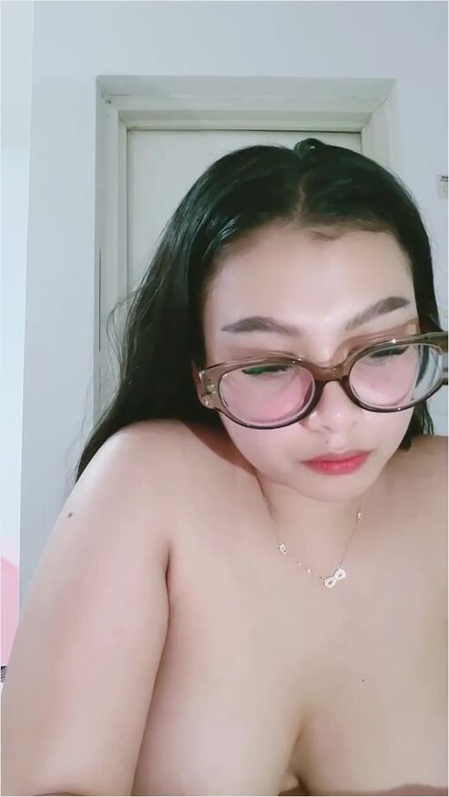 Tampil Bugil Dara Kacamata Mango Cantik Gemoy Viral