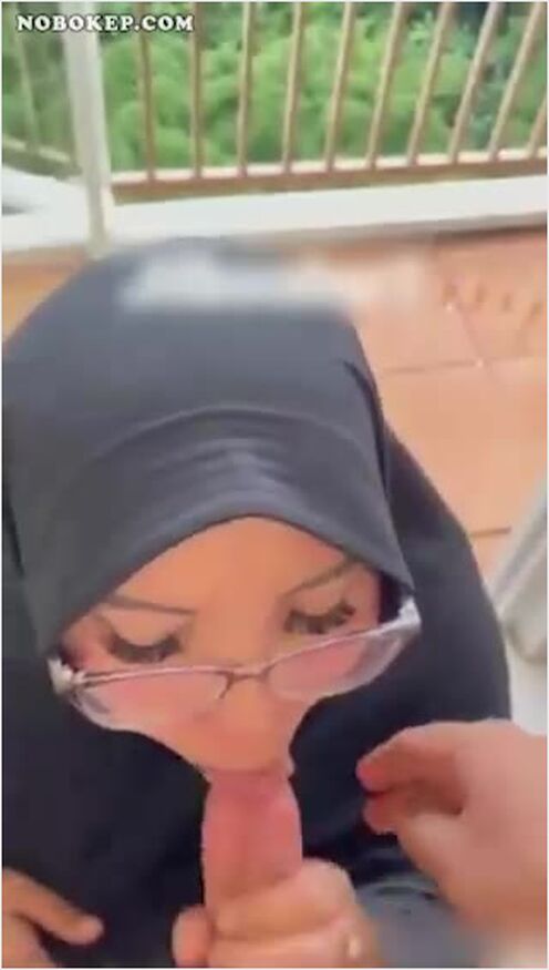 Bokep Indo Tante Jilbab Sepongannya Mantap Bener!