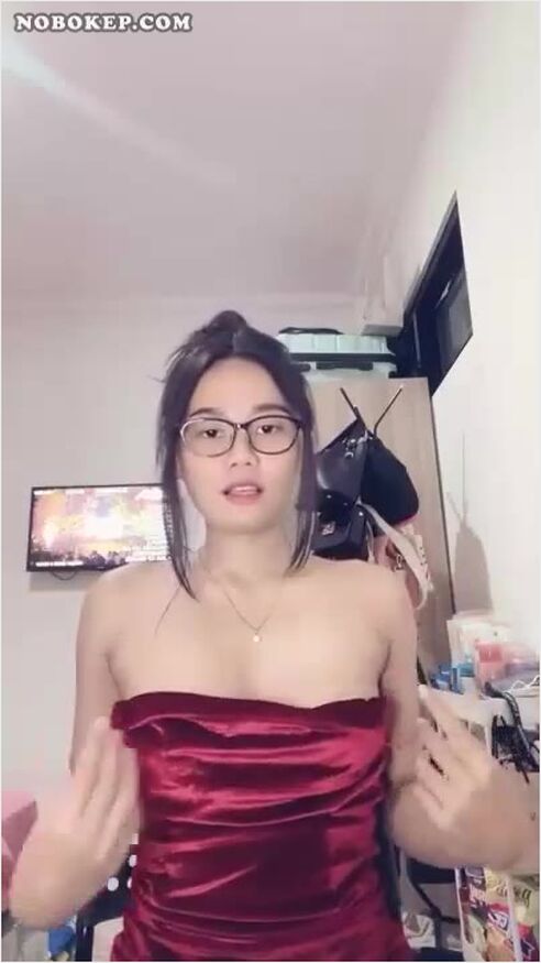 Bokep Indo Kak Cala Dress Merah Mainin Toket