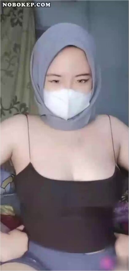 Bokep Indo Host Cantik Berhijab Remas Nenen Live