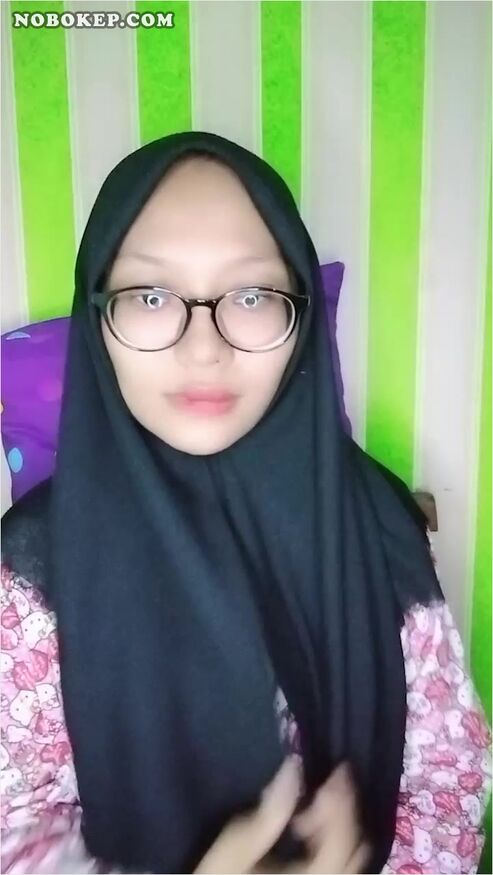 Bokep Indo Ella Jilbabers Berkacamata Spill Belahan Susu