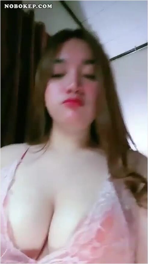 Bokep Indo Mbak Naya Ebot Belahan Toket Mulus