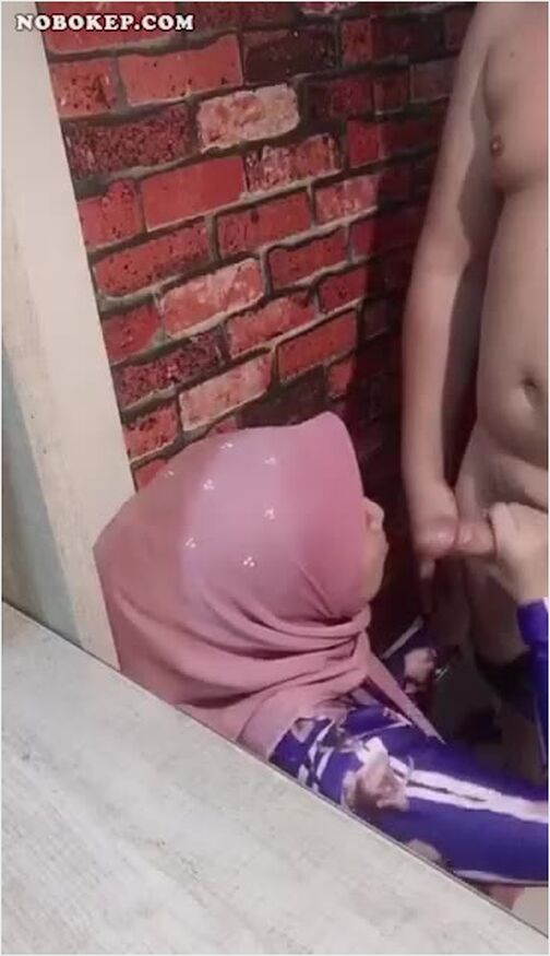 Bokep Indo Tante Jilbab Mulus Isepin Kontol Suami - Fullbokep