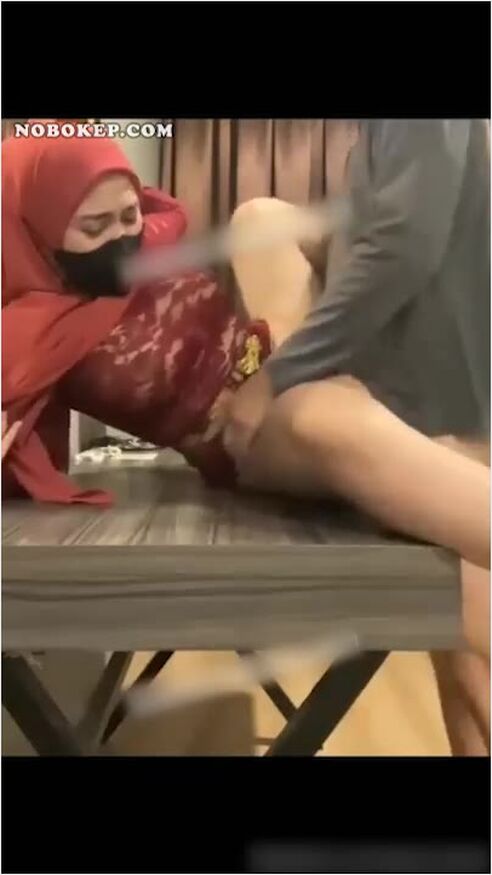 Bokep Indo Tante Jilbab Kebaya Merah Ngewe Viral