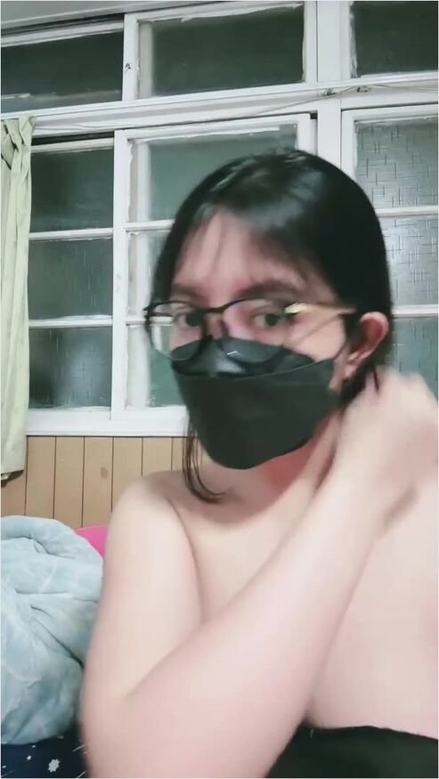 Si Binal Kacamata Spill Susu Sambil Joget Nakal Id 36009103 Mango