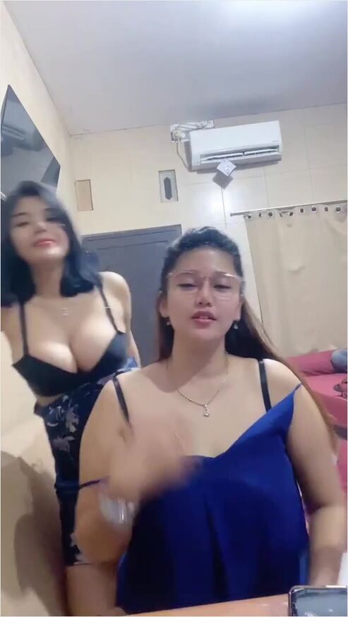 Duo Gadis Cakep Saling Pamer Nenen Idola Baru Pascol