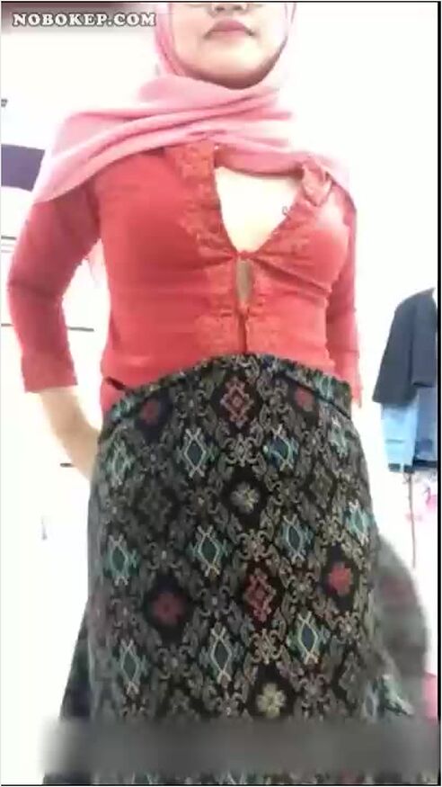 Bokep Indo Jilbab Cewe Kebaya Merah Bugil Colmek