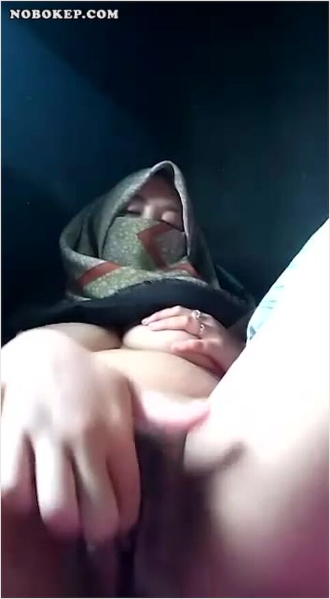 Bokep Indo Mamud Jilbab Sange Colmek Desah