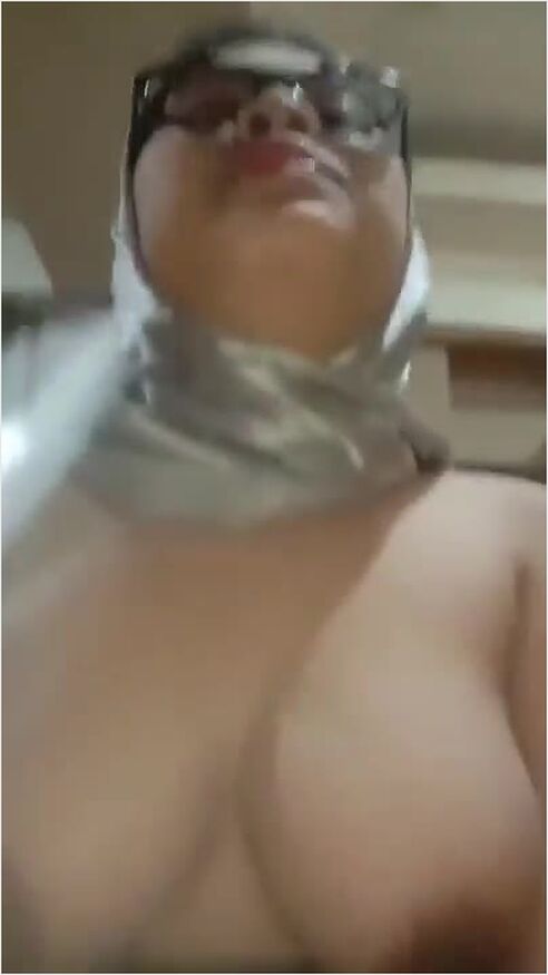 Putri Jilbab Ceritanya Lagi Prank Di Apartemen Doi