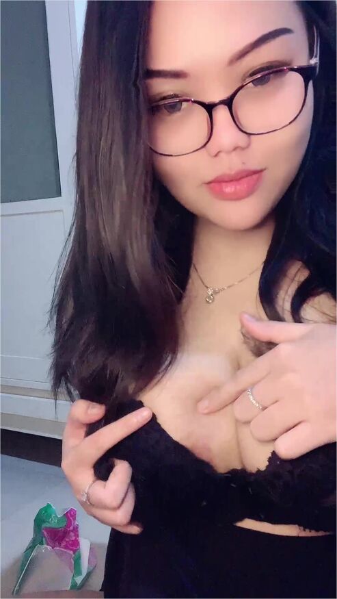 Nayasa Berkacamata Nekat Jilat Pelintir Uting Hot51
