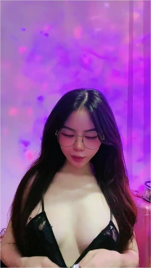 Tambah Semok Imut Kacamata Mainin Uting Yuk Mango