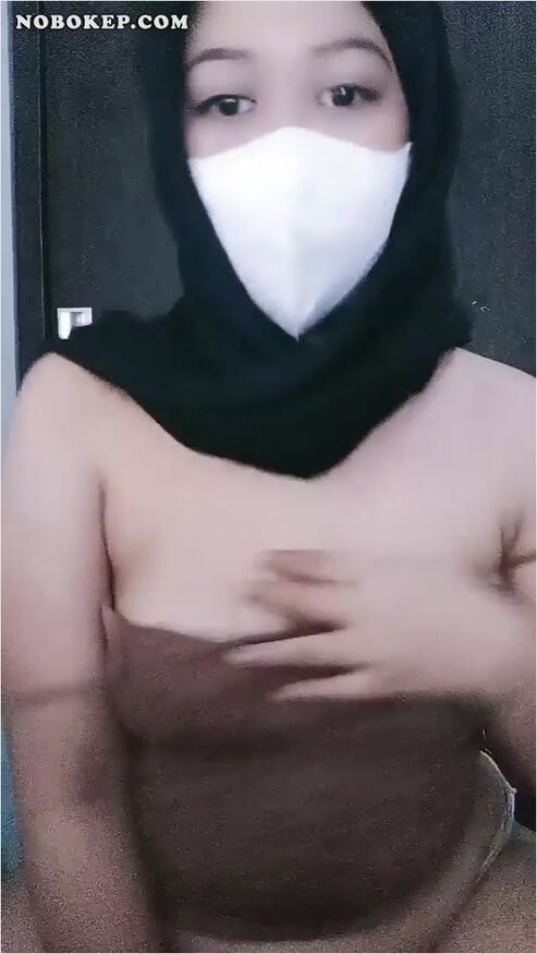 Bokep Indo Zira Jilbab Ngangkang Elus Memek Mango