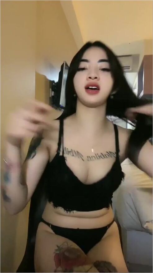 Novita Bertatto Cakep Tampil Santuy Dream