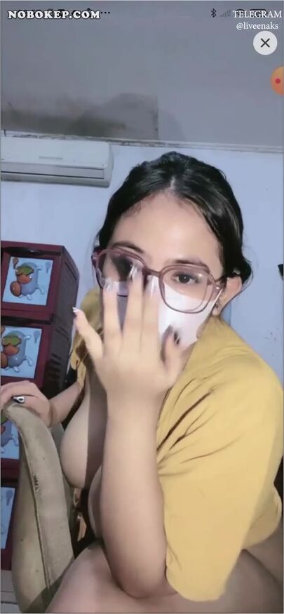 Bokep Indo Host Toge Berkacamata Bugil Elus Meki