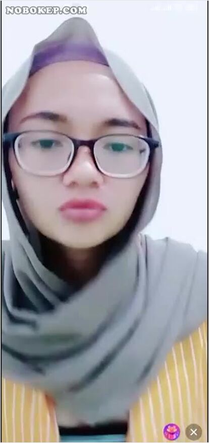 Bokep Indo Ukhti Jilbab Yulia Liveshow Pamer Belahan Toket