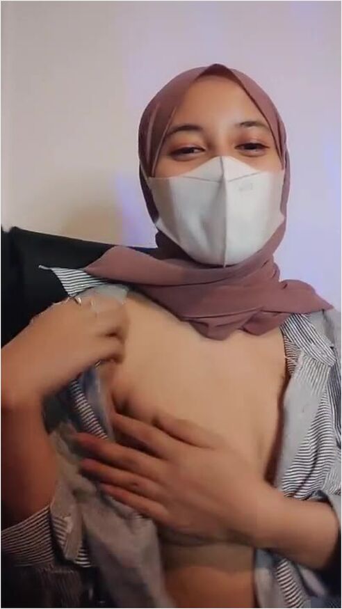 Bokep Jilbab - Kak Mirna Jilbab Sange Remas Toket Mungilnya Desah