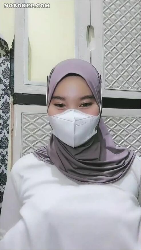 Bokep Indo Host Cantik Jilbab Lepas Bra Mango