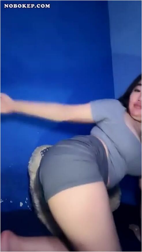 Bokep Indo Kak Juli Cantik Bugil Remas Tetek