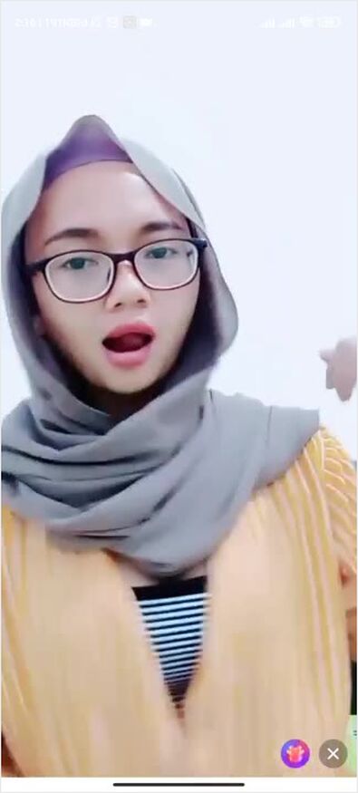 Bokep Jilbab - Yulia Ukhty Pamer Belahan Pascol Nakal